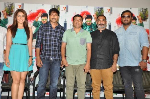 Rashi Khanna, Gopichand and the crew of Telugu film 'Jil'