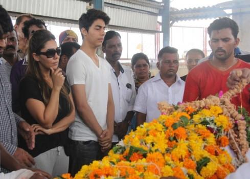 Aryan Khan and Gauri Khan at the funeral of Subhash Dada