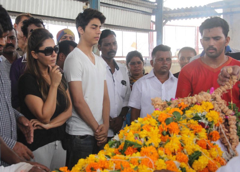 Aryan Khan and Gauri Khan at the funeral of Subhash Dada Aryan Khan and Gauri Khan at the funeral of Subhash Dada,Aryan Khan,Gauri Khan,Subhash Dada funeral,Subhash Dada funeral pics,Subhash Dada funeral images,Subhash Dada funeral photos,Subhash Dada funeral stills,Shah Rukh Khan,Shahrukh Khan