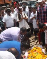 Aryan Khan and Gauri Khan at the funeral of Subhash Dada,Aryan Khan,Gauri Khan,Subhash Dada funeral,Subhash Dada funeral pics,Subhash Dada funeral images,Subhash Dada funeral photos,Subhash Dada funeral stills,Shah Rukh Khan,Shahrukh Khan