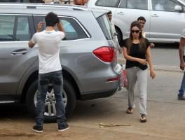 Aryan Khan and Gauri Khan at the funeral of Subhash Dada,Aryan Khan,Gauri Khan,Subhash Dada funeral,Subhash Dada funeral pics,Subhash Dada funeral images,Subhash Dada funeral photos,Subhash Dada funeral stills,Shah Rukh Khan,Shahrukh Khan
