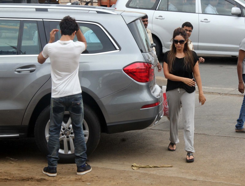Aryan Khan and Gauri Khan at the funeral of Subhash Dada Aryan Khan and Gauri Khan at the funeral of Subhash Dada,Aryan Khan,Gauri Khan,Subhash Dada funeral,Subhash Dada funeral pics,Subhash Dada funeral images,Subhash Dada funeral photos,Subhash Dada funeral stills,Shah Rukh Khan,Shahrukh Khan
