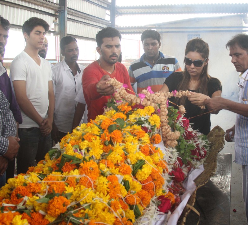 Aryan Khan and Gauri Khan at the funeral of Subhash Dada Aryan Khan and Gauri Khan at the funeral of Subhash Dada,Aryan Khan,Gauri Khan,Subhash Dada funeral,Subhash Dada funeral pics,Subhash Dada funeral images,Subhash Dada funeral photos,Subhash Dada funeral stills,Shah Rukh Khan,Shahrukh Khan