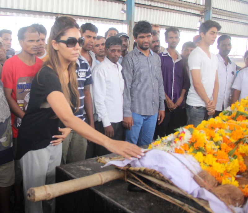 Aryan Khan and Gauri Khan at the funeral of Subhash Dada Aryan Khan and Gauri Khan at the funeral of Subhash Dada,Aryan Khan,Gauri Khan,Subhash Dada funeral,Subhash Dada funeral pics,Subhash Dada funeral images,Subhash Dada funeral photos,Subhash Dada funeral stills,Shah Rukh Khan,Shahrukh Khan