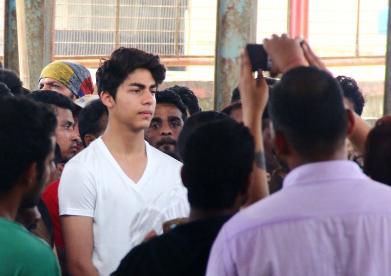Aryan Khan and Gauri Khan at the funeral of Subhash Dada Aryan Khan and Gauri Khan at the funeral of Subhash Dada,Aryan Khan,Gauri Khan,Subhash Dada funeral,Subhash Dada funeral pics,Subhash Dada funeral images,Subhash Dada funeral photos,Subhash Dada funeral stills,Shah Rukh Khan,Shahrukh Khan
