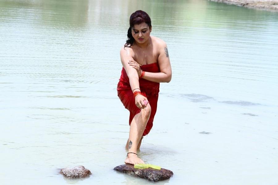 Sivappu Manithargal Movie Stills Sivappu Manithargal,tamil movie Sivappu Manithargal,Sivappu Manithargal movie stills,Sonia Hayden,actress Sonia Hayden,Sonia Hayden pics,Sonia Hayden images