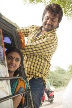 Bobby Simha still from Paambu Sattai Movie