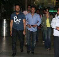 Salman Khan,Kareena Kapoor,Salman Khan and Kareena Kapoor,Bajrangi Bhaijaan,Salman Khan and Kareena Kapoor spotted at Mumbai Airport,Salman Khan spotted at Mumbai Airport,Kareena Kapoor spotted at Mumbai Airport