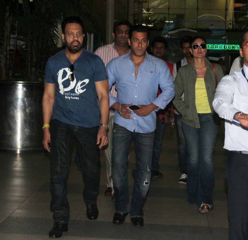 Salman Khan and Kareena Kapoor spotted at Mumbai Airport Salman Khan,Kareena Kapoor,Salman Khan and Kareena Kapoor,Bajrangi Bhaijaan,Salman Khan and Kareena Kapoor spotted at Mumbai Airport,Salman Khan spotted at Mumbai Airport,Kareena Kapoor spotted at Mumbai Airport