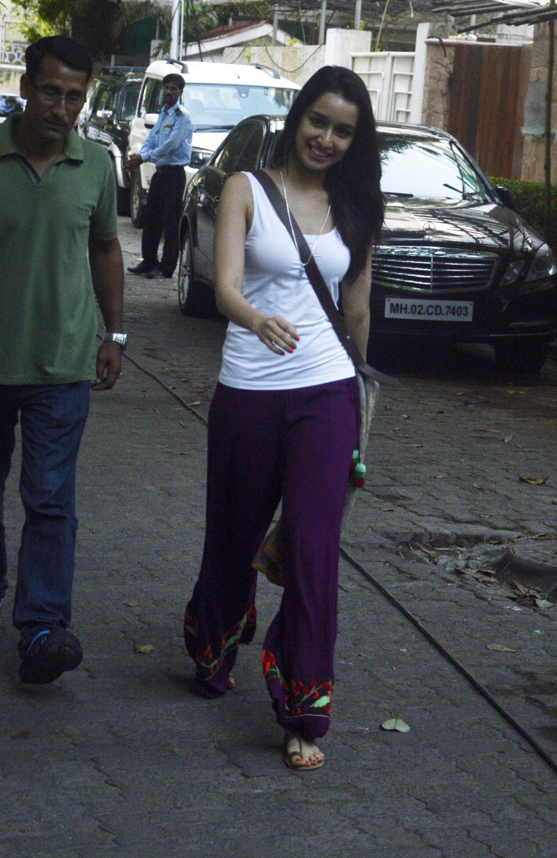 Shraddha Kapoor spotted at Juhu Shraddha Kapoor,actress Shraddha Kapoor,Shraddha Kapoor spotted at Juhu,Shraddha Kapoor latest pics,Shraddha Kapoor latest images,Shraddha Kapoor latest photos,Shraddha Kapoor latest stills,Shraddha Kapoor latest pictures