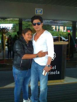 Shah Rukh Khan meets a fan on sets of Dilwale Movie