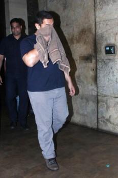 Photos of Salman Khan's Bajrangi Bhaijaan makes Aamir Khan to Cry.