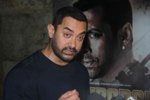 Salman Khan's Bajrangi Bhaijaan makes Aamir Khan to Cry,Aamir Khan Crying,Aamir Khan,Salman Khan,Bajrangi Bhaijaan,Bajrangi Bhaijaan special screening
