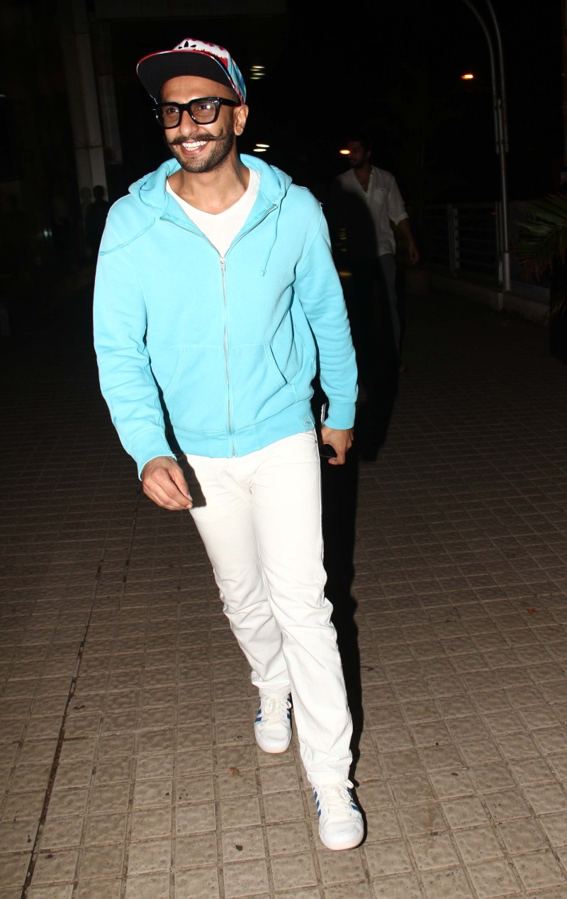 Bollywood Actor Ranveer Singh snapped at PVR Juhu for Baahubali Movie. Ranveer Singh,Ranveer Singh snapped at PVR Juhu for BAHUBALI Movie,Ranveer Singh watched BAHUBALI,bahubali,BAHUBALI special screening,Ranveer Singh latest pics,Ranveer Singh latest images,Ranveer Singh latest photos,Ranveer Singh latest stills,Ranveer Sin