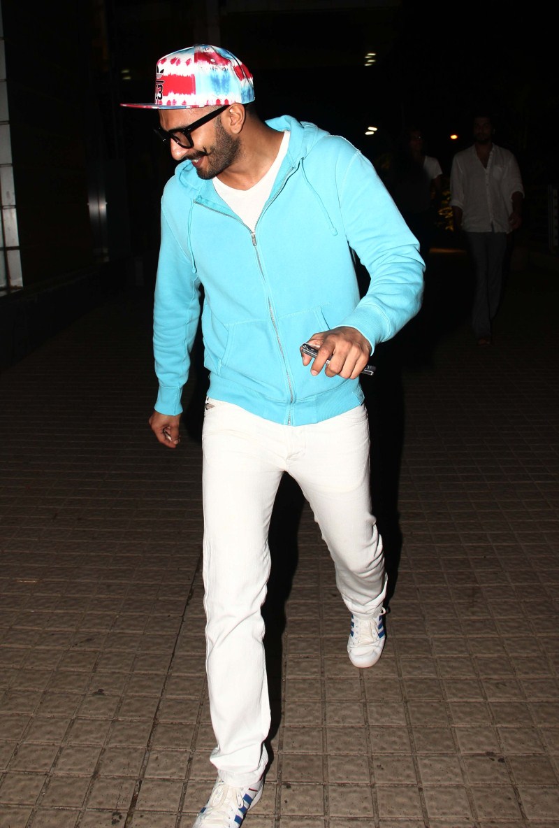Bollywood Actor Ranveer Singh snapped at PVR Juhu for Baahubali Movie. Ranveer Singh,Ranveer Singh snapped at PVR Juhu for BAHUBALI Movie,Ranveer Singh watched BAHUBALI,bahubali,BAHUBALI special screening,Ranveer Singh latest pics,Ranveer Singh latest images,Ranveer Singh latest photos,Ranveer Singh latest stills,Ranveer Sin
