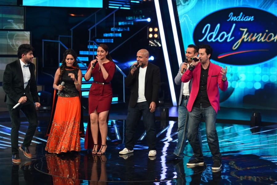 Cricketer Virendra Sehwag and Bollywood actress Preity Zinta appeared on Indian Idol Junior Indian idol junior,virendra sehwag,cricketer,preity zinta,Indian Idol Junior Season 2,sonakshi sinha,photos