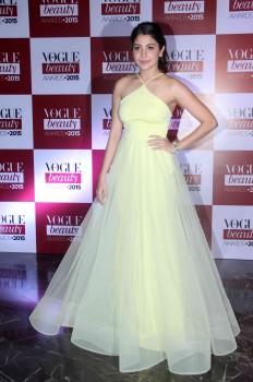 Anushka Sharma walked the red carpet in a white fairy dress with Virat Kohli at Vogue Beauty Awards 2015
