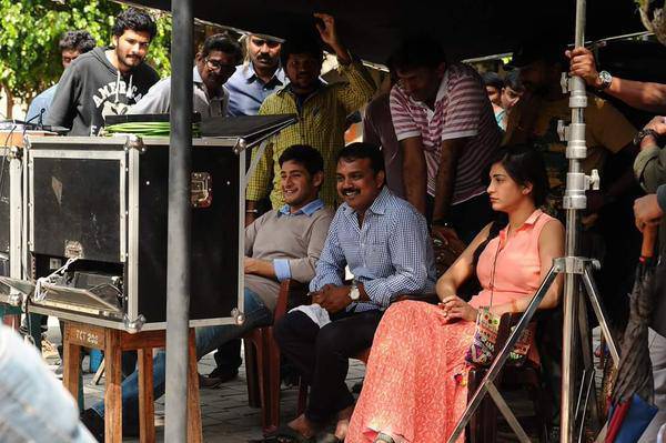 South Indian Actor Mahesh Babu and Actress Shruti Haasan's Srimanthudu Movie Working Stills. Mahesh Babu and Shruti Haasan's Srimanthudu Movie Working Stills,Srimanthudu Movie Working Stills,Srimanthudu Movie Working images,Srimanthudu Movie Working photos,Srimanthudu Movie Working pictures,Srimanthudu Movie Working pics,Mahesh Babu and Shruti Ha