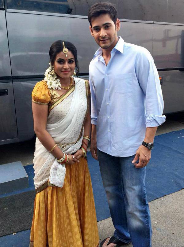 South Indian Actor Mahesh Babu and Actress Shruti Haasan's Srimanthudu Movie Working Stills. Mahesh Babu and Shruti Haasan's Srimanthudu Movie Working Stills,Srimanthudu Movie Working Stills,Srimanthudu Movie Working images,Srimanthudu Movie Working photos,Srimanthudu Movie Working pictures,Srimanthudu Movie Working pics,Mahesh Babu and Shruti Ha