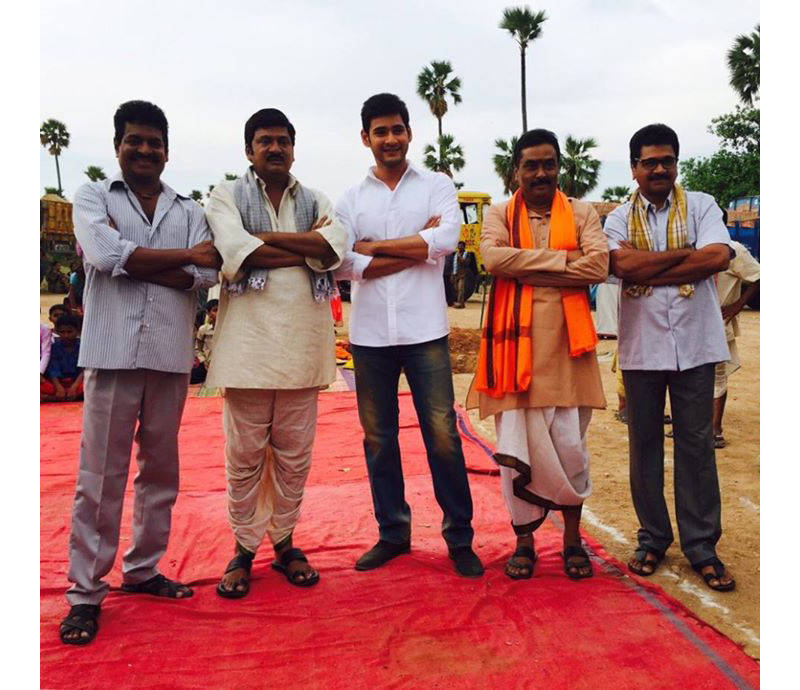 South Indian Actor Mahesh Babu and Actress Shruti Haasan's Srimanthudu Movie Working Stills. Mahesh Babu and Shruti Haasan's Srimanthudu Movie Working Stills,Srimanthudu Movie Working Stills,Srimanthudu Movie Working images,Srimanthudu Movie Working photos,Srimanthudu Movie Working pictures,Srimanthudu Movie Working pics,Mahesh Babu and Shruti Ha