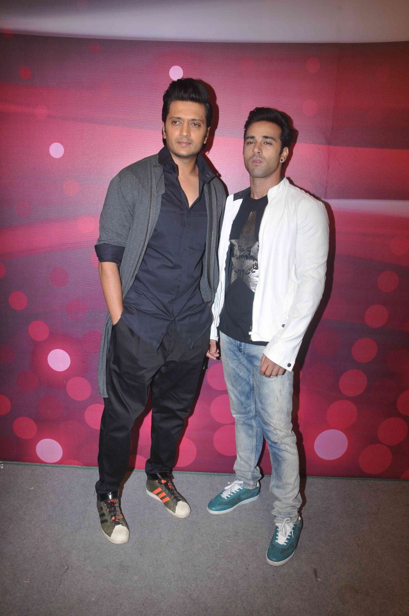 Bollywood Actor Ritesh Deshmukh and Pulkit Samrat promotes Bangistaan on the sets of The Voice India. Ritesh Deshmukh and Pulkit Samrat promotes Bangistaan on the sets of The Voice india,Bangistaan on the sets of The Voice india,The Voice india,Bangistaan movie promotion,Bangistaan,Ritesh Deshmukh and Pulkit Samrat,Ritesh Deshmukh,Pulkit Samrat