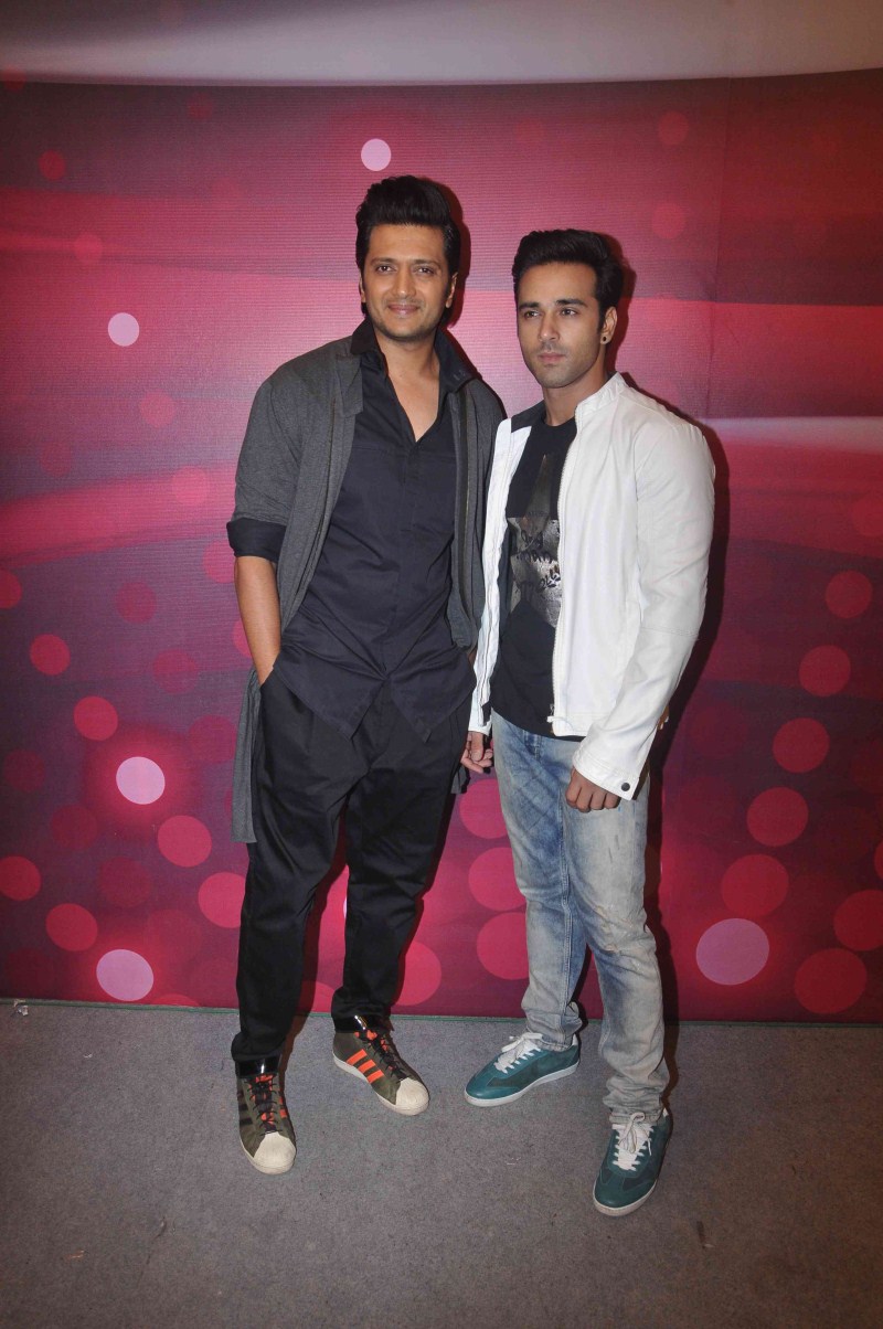 Bollywood Actor Ritesh Deshmukh and Pulkit Samrat promotes Bangistaan on the sets of The Voice India. Ritesh Deshmukh and Pulkit Samrat promotes Bangistaan on the sets of The Voice india,Bangistaan on the sets of The Voice india,The Voice india,Bangistaan movie promotion,Bangistaan,Ritesh Deshmukh and Pulkit Samrat,Ritesh Deshmukh,Pulkit Samrat