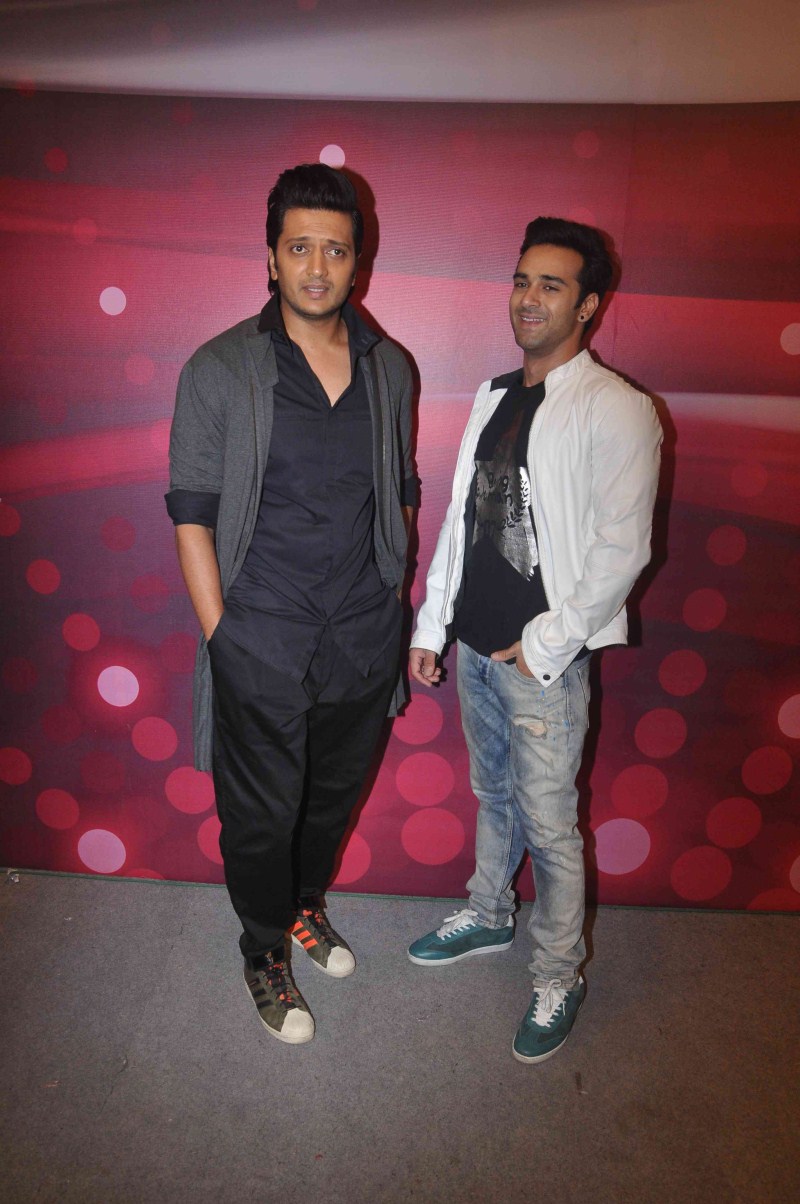 Bollywood Actor Ritesh Deshmukh and Pulkit Samrat promotes Bangistaan on the sets of The Voice India. Ritesh Deshmukh and Pulkit Samrat promotes Bangistaan on the sets of The Voice india,Bangistaan on the sets of The Voice india,The Voice india,Bangistaan movie promotion,Bangistaan,Ritesh Deshmukh and Pulkit Samrat,Ritesh Deshmukh,Pulkit Samrat