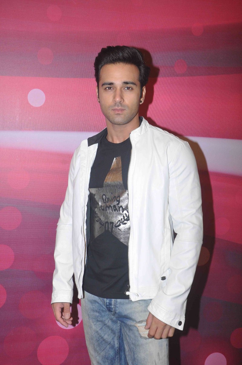 Bollywood Actor Ritesh Deshmukh and Pulkit Samrat promotes Bangistaan on the sets of The Voice India. Ritesh Deshmukh and Pulkit Samrat promotes Bangistaan on the sets of The Voice india,Bangistaan on the sets of The Voice india,The Voice india,Bangistaan movie promotion,Bangistaan,Ritesh Deshmukh and Pulkit Samrat,Ritesh Deshmukh,Pulkit Samrat