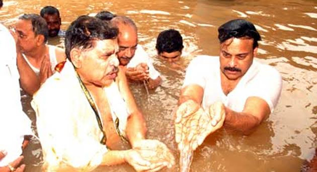 South superstar Chiranjeevi was seen taking a dip in the Godavari River at the ongoing Maha Pushkaralu festival.