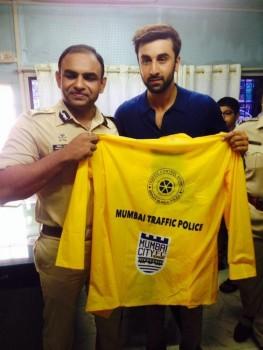 Bollywood Actor Ranbir Kapoor felicitates Mumbai Traffic Police.
