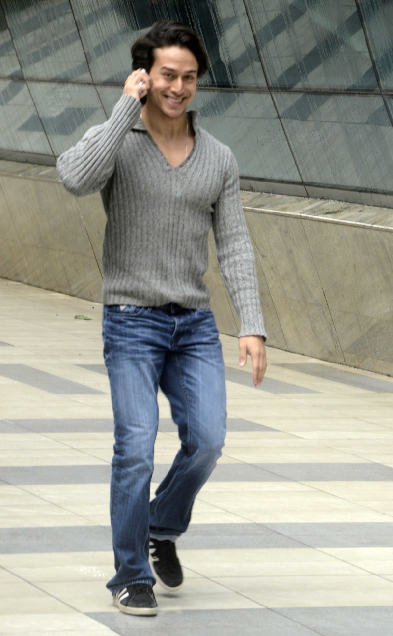 Bollywood Actress Kangna Ranaut and Actor Tiger Shroff snapped at Domestic Airport Kangna Ranaut and Tiger Shroff snapped at Domestic Airport,Kangna Ranaut,Kangna Ranaut snapped at Domestic Airport,Tiger Shroff snapped at Domestic Airport,Tiger Shroff,Kangna Ranaut latest pics,Kangna Ranaut latest images,Kangna Ranaut latest photos,Kang