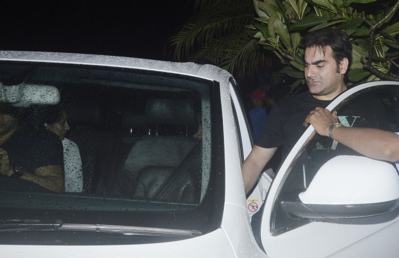 Bollywood Actor Saif Ali Khan, Kareena Kapoor Khan, Arbaaz Khan and Malaika Arora Khan spotted at Pali Bhavan restaurant in Bandra. Saif Ali Khan,Kareena Kapoor Khan,Arbaaz Khan and Malaika Arora Khan spotted at Pali Bhavan restaurant in Bandra,Saif Ali Khan and Kareena Kapoor Khan,saif Ali Khan,Kareena Kapoor Khan,Arbaaz Khan,Malaika Arora Khan,celebs spotted at Pali Bhavan restaur