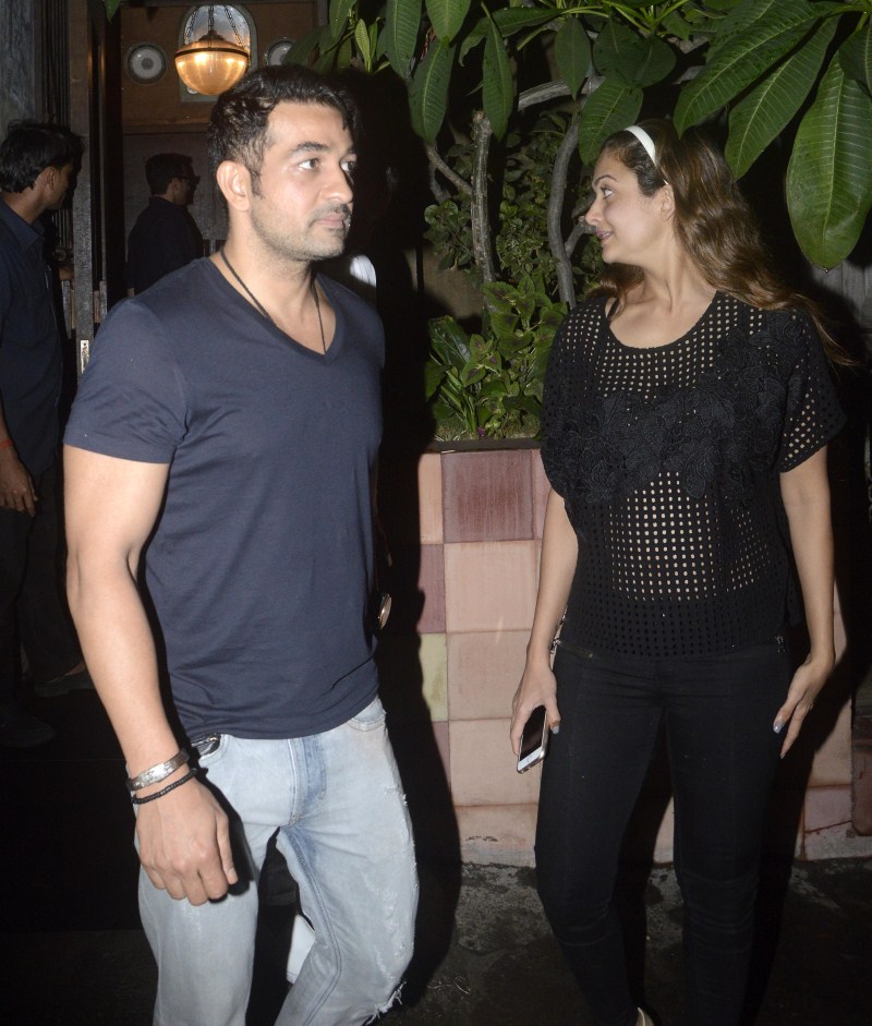 Bollywood Actor Saif Ali Khan, Kareena Kapoor Khan, Arbaaz Khan and Malaika Arora Khan spotted at Pali Bhavan restaurant in Bandra. Saif Ali Khan,Kareena Kapoor Khan,Arbaaz Khan and Malaika Arora Khan spotted at Pali Bhavan restaurant in Bandra,Saif Ali Khan and Kareena Kapoor Khan,saif Ali Khan,Kareena Kapoor Khan,Arbaaz Khan,Malaika Arora Khan,celebs spotted at Pali Bhavan restaur