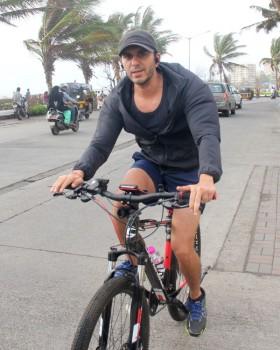Bollywood Actor Ritesh Sidhwani snapped Cycling at Bandra.