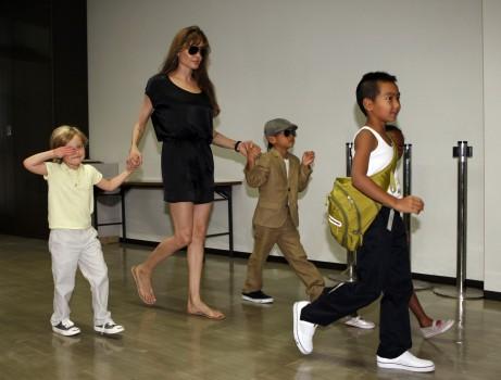 Angelina Jolie with her children Shiloh (L), Pax Thien, Maddox (front R) and Zahara (back R).