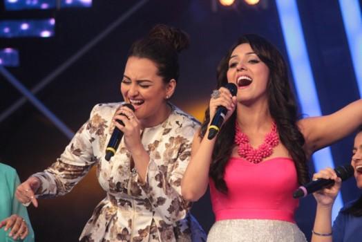 Bollywood Actress Sonakshi Sinha croons Har Kisiko Nahin Milta with Neeti Mohan on Indian Idol Junior.