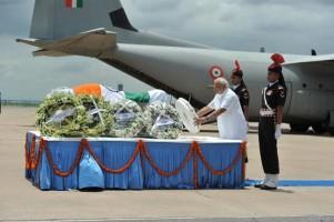 Narendra Modi pays his last respects to Dr APJ Abdul Kalam,Narendra Modi pays his last respects Abdul Kalam,Narendra Modi,Abdul Kalam,APJ Abdul Kalam,Abdul Kalam Dead,Abdul Kalam No more,last respect to Dr APJ Abdul Kalam,Narendra Modi pics