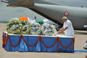Narendra Modi pays his last respects to Dr APJ Abdul Kalam,Narendra Modi pays his last respects Abdul Kalam,Narendra Modi,Abdul Kalam,APJ Abdul Kalam,Abdul Kalam Dead,Abdul Kalam No more,last respect to Dr APJ Abdul Kalam,Narendra Modi pics
