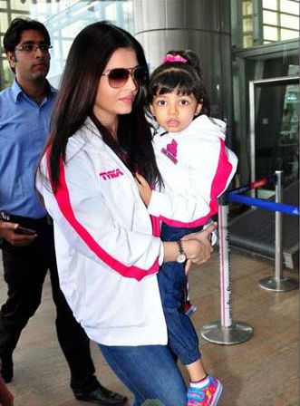 Aishwarya Rai Bachchan with Aaradhya Bachchan at Jaipur Airport ...