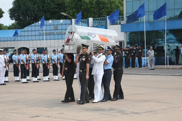 Former President Dr. APJ Abdul Kalam's mortal remains to leave for Rameshwaram for last rites. Former President Dr. APJ Abdul Kalam's mortal remains to leave for Rameshwaram,Dr. APJ Abdul Kalam's mortal remains,Former President Dr. APJ Abdul Kalam,Dr. APJ Abdul Kalam,Dr. APJ Abdul Kalam body,APJ Abdul Kalam,APJ Abdul Kalam dies,APJ Abdul