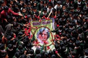 Children with Roses,Pay Tribute to People's President Abdul Kalam,Children Pay Tribute to Abdul Kalam,Tribute to Abdul Kalam,Abdul Kalam,APJ Abdul Kalam,President APJ Abdul Kalam dies,Abdul Kalam's body,Abdul Kalam dies,Former President Kalam d