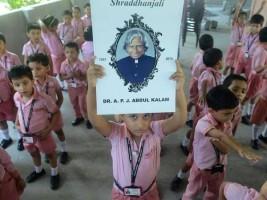 Children with Roses,Pay Tribute to People's President Abdul Kalam,Children Pay Tribute to Abdul Kalam,Tribute to Abdul Kalam,Abdul Kalam,APJ Abdul Kalam,President APJ Abdul Kalam dies,Abdul Kalam's body,Abdul Kalam dies,Former President Kalam d