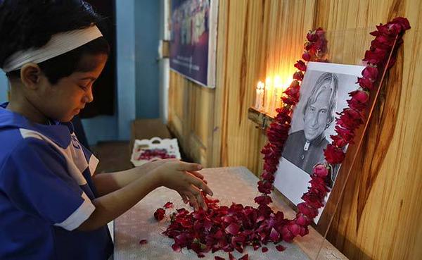 Children across India pay tribute to the Children with Roses,Pay Tribute to People's President Abdul Kalam,Children Pay Tribute to Abdul Kalam,Tribute to Abdul Kalam,Abdul Kalam,APJ Abdul Kalam,President APJ Abdul Kalam dies,Abdul Kalam's body,Abdul Kalam dies,Former President Kalam d