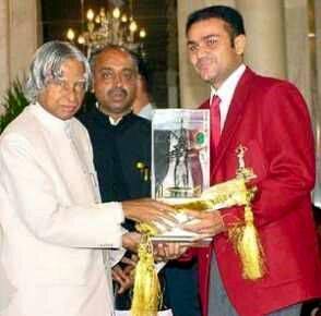 Check out some file photos of APJ Abdul Kalam with Indian Cricket Team members.