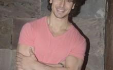 Photos of Bollywood Actor Tiger Shroff spotted with a Girl at Bandra Restaurant.