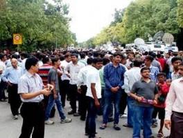 Thousands of people throng Kalam's Rameswaram house for his last glimpse,Dr APJ Kalam in Rameshwaram,Rameshwaram,APJ Abdul Kalam's body flown to Rameswaram,abdul kalam funeral,abdul kalam funeral pics,abdul kalam funeral images,Abdul Kalam'