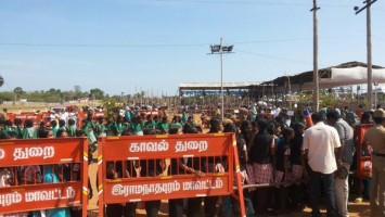 Thousands of people throng Kalam's Rameswaram house for his last glimpse,Dr APJ Kalam in Rameshwaram,Rameshwaram,APJ Abdul Kalam's body flown to Rameswaram,abdul kalam funeral,abdul kalam funeral pics,abdul kalam funeral images,Abdul Kalam'
