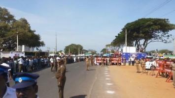Thousands of people throng Kalam's Rameswaram house for his last glimpse,Dr APJ Kalam in Rameshwaram,Rameshwaram,APJ Abdul Kalam's body flown to Rameswaram,abdul kalam funeral,abdul kalam funeral pics,abdul kalam funeral images,Abdul Kalam'