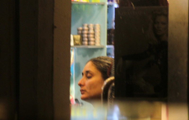 Bollywood Actress Kareena Kapoor Khan and Karisma Kapoor snapped at salon in Bandra. Kareena Kapoor Khan and Karisma Kapoor snapped at salon in Bandra,Kareena Kapoor snapped at salon,Karisma Kapoor snapped at salon in Bandra,Kareena Kapoor Khan and Karisma Kapoor,Kareena Kapoor Khan,Kareena Kapoor,Karisma Kapoor