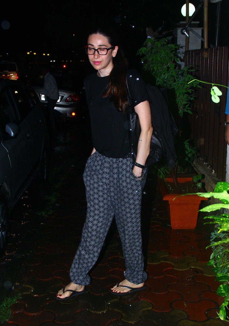 Bollywood Actress Kareena Kapoor Khan and Karisma Kapoor snapped at salon in Bandra. Kareena Kapoor Khan and Karisma Kapoor snapped at salon in Bandra,Kareena Kapoor snapped at salon,Karisma Kapoor snapped at salon in Bandra,Kareena Kapoor Khan and Karisma Kapoor,Kareena Kapoor Khan,Kareena Kapoor,Karisma Kapoor
